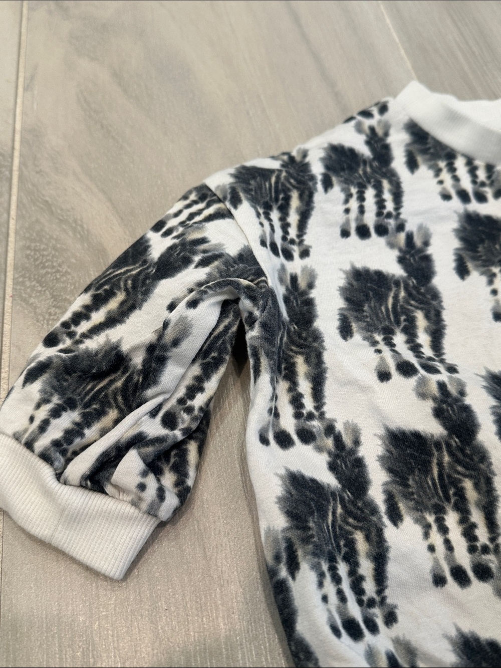 H&M x Rop Van Mierlo Baby 9M Zebra Tie-Dye Two-Piece Sweatshirt & Shorts Set - Picture 4 of 8